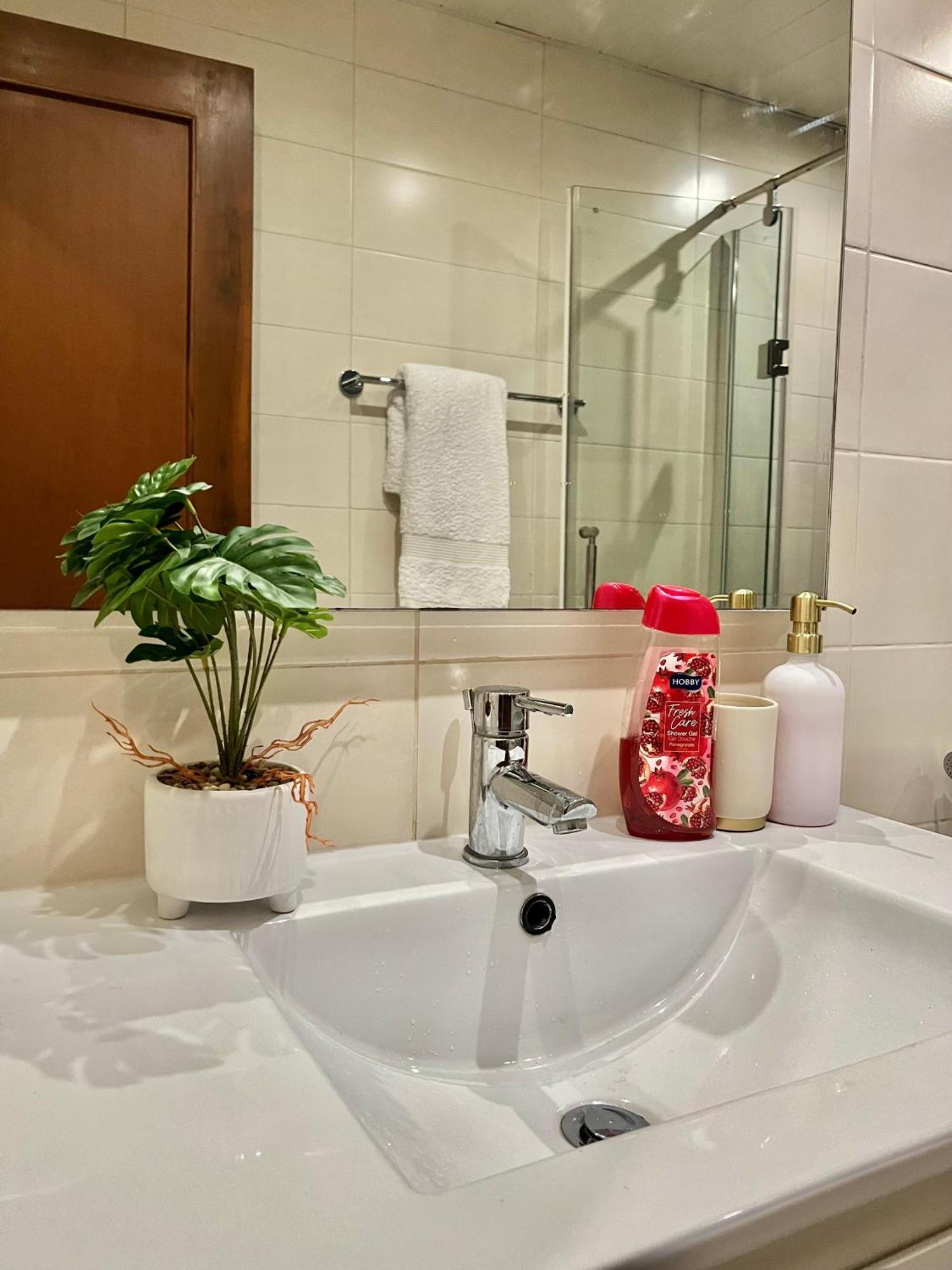 Coastalhome 75Inch Tv 5Min Drive To The City & Beach Dar es Salaam Esterno foto